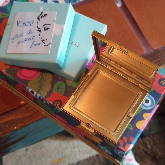Sold.     1940s Estee' Lauder Compact w/ mop - Picture 4 of 4
